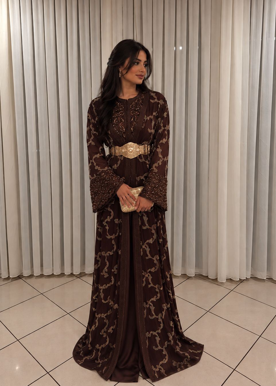 Hasna: chocoladebruine takchita met goudkleurig rankenborduursel en gouden riem