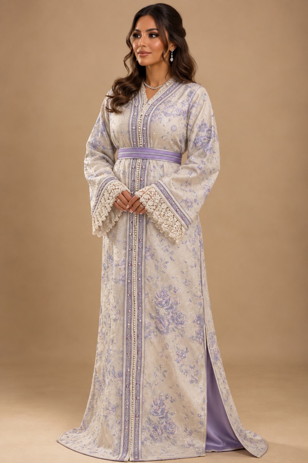 Meryem: crème kaftan met lila bloemenmotief en lila riem